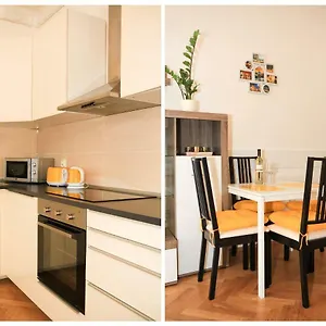 https://yellow-apartment-few-steps-from-metro.praguehotelsweb.com